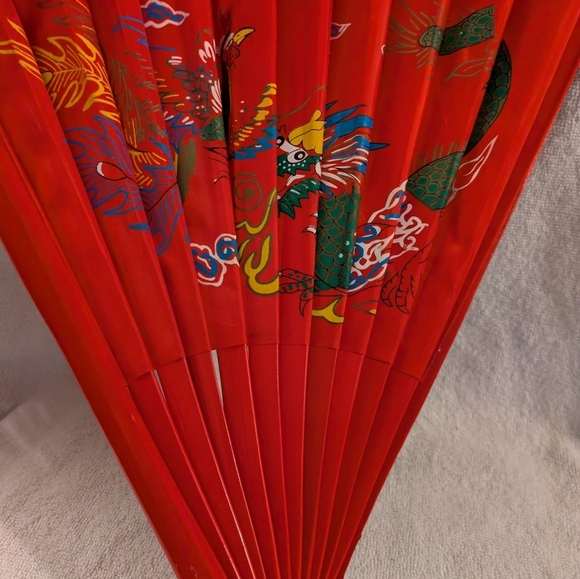 Vibrant Red Handheld Fan with Dragon Design - Picture 4 of 14